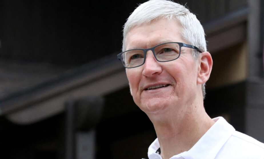 Apple CEO Cook's pay more dependent on stock performance in 2023