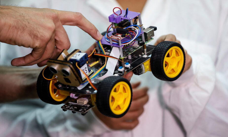 Israeli scientists develop sniffing robot with locust antennae