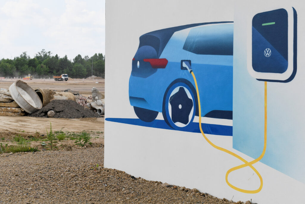 VW, Mercedes-Benz urge Berlin to accelerate EV charging network expansion