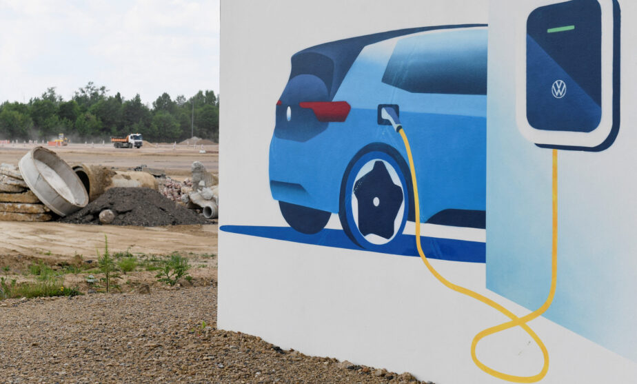 VW, Mercedes-Benz urge Berlin to accelerate EV charging network expansion