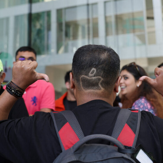 Apple craze draws long queues at opening of first India store