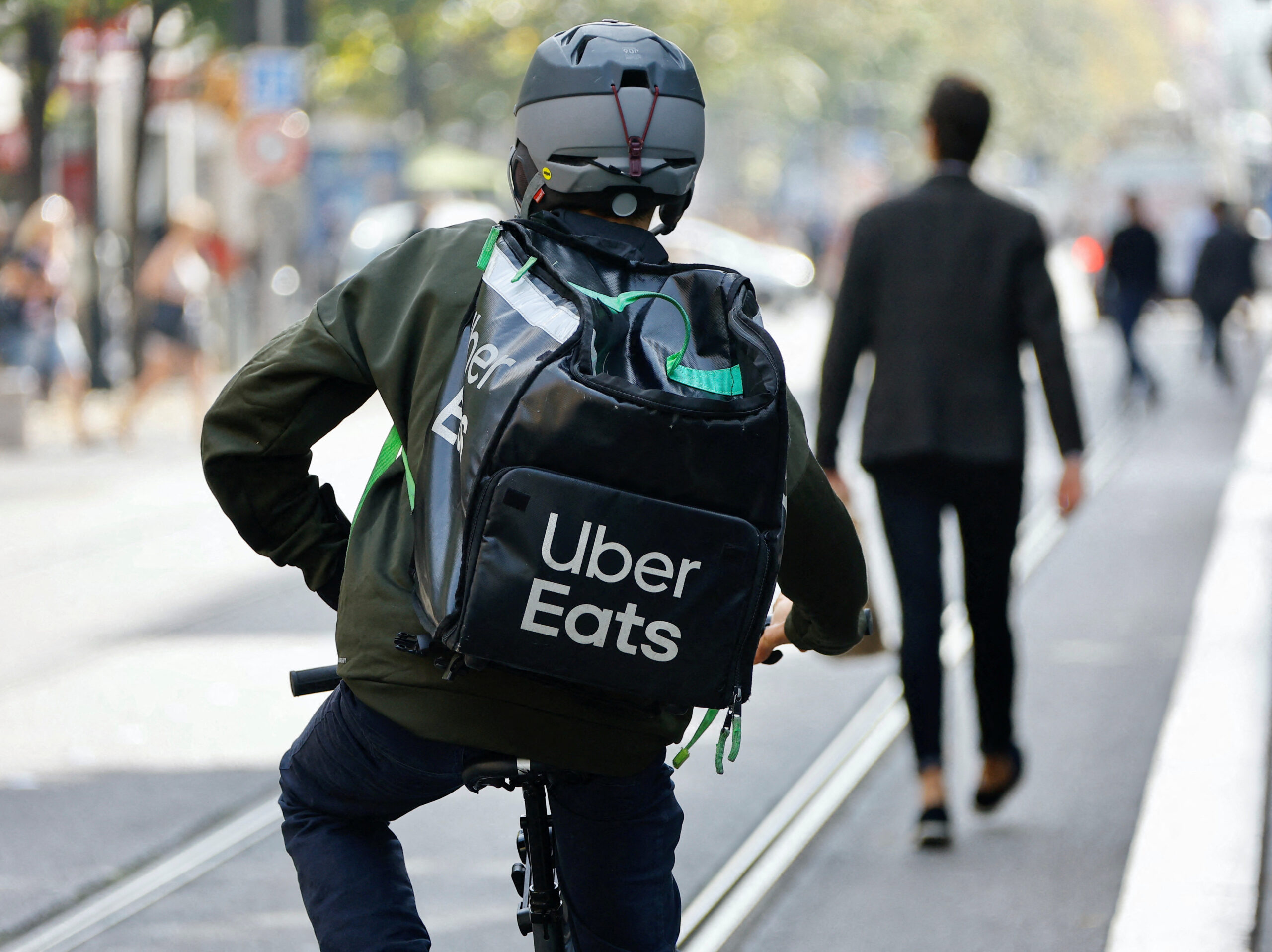 Uber Eats to roll out AI features, more payment options