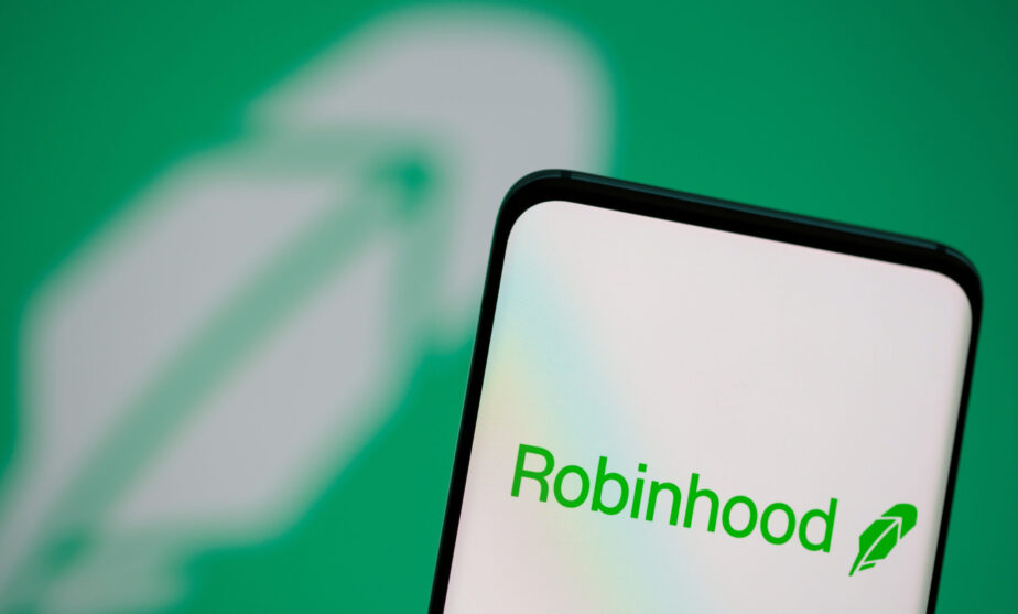 Robinhood woos wealthier clients from bigger brokerages