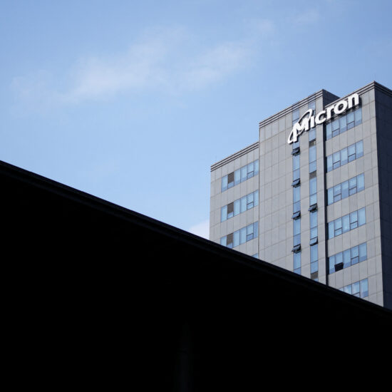 Micron revenue forecasts strong recovery, shares jump