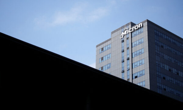 Micron revenue forecasts strong recovery, shares jump