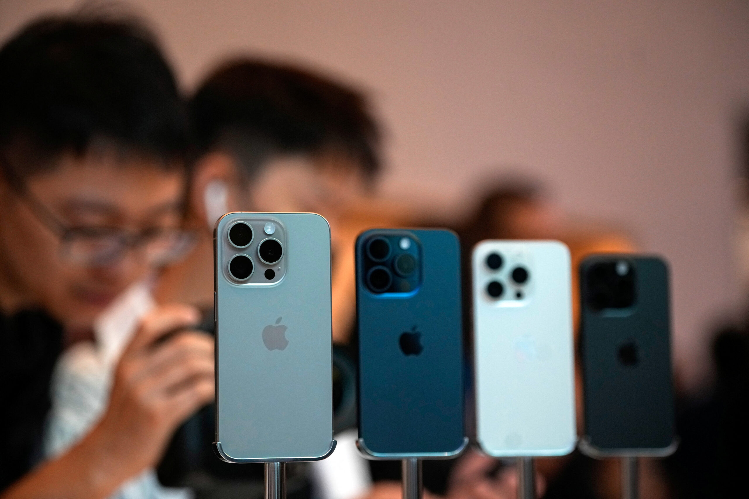 Apple's iPhone shipments in China drop 2% in Q4 as Huawei grows market share