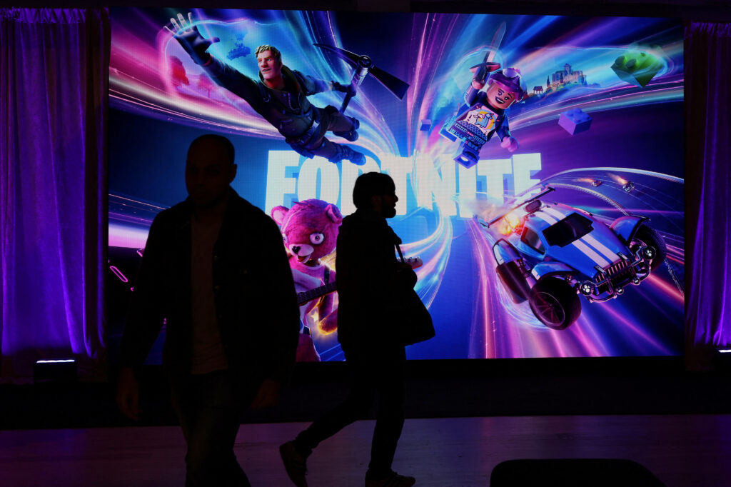  Under pressure from European regulators, Apple took a step back in its feud with Epic Games on Friday, clearing the way for Epic to put its own game store on iPhones and iPads in Europe.