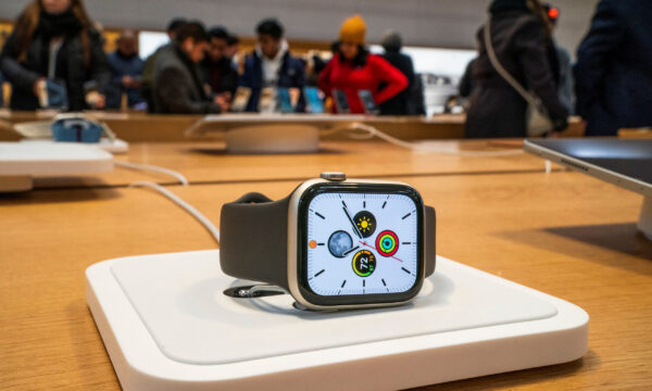 Apple scraps plan to design watch displays in-house