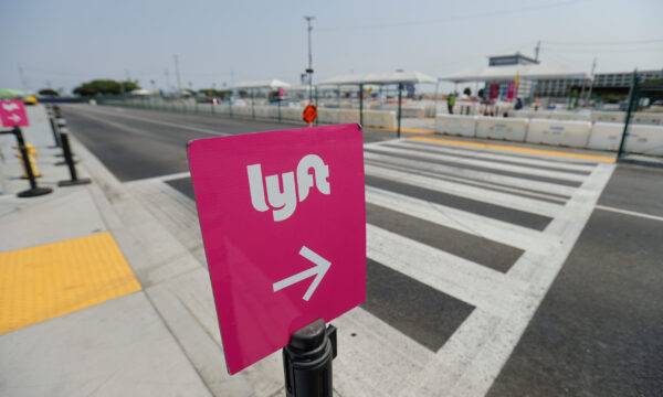 Lyft forecasts strong quarterly earnings as ride-hailing demand picks up