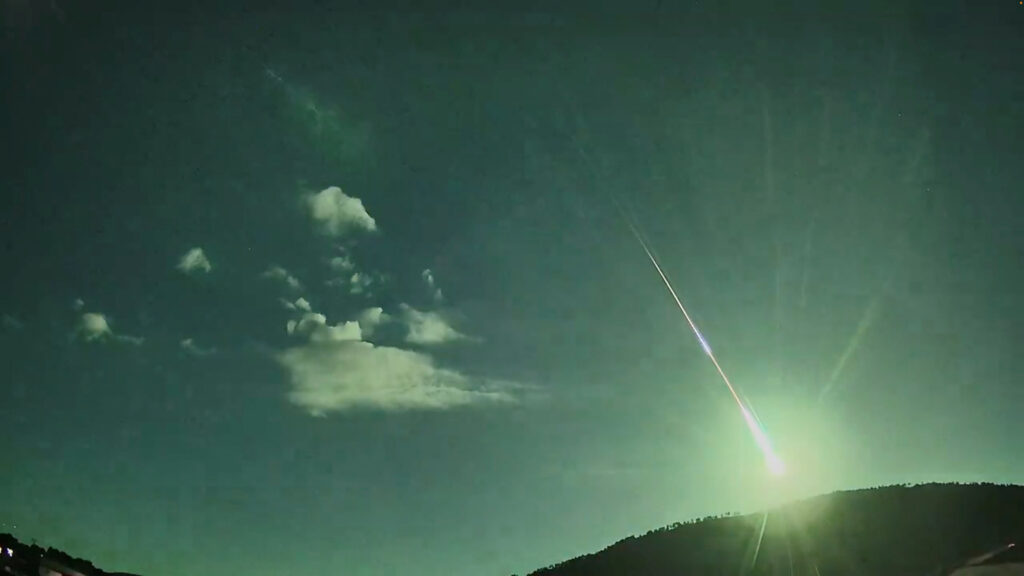 Comet fragment lights up sky over Spain and Portugal 'like a movie'