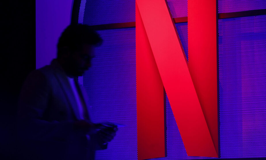 Netflix beats subscriber targets, cautions on ad growth