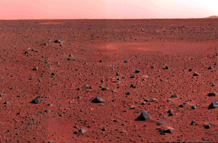 Scientists propose warming up Mars by using heat-trapping 'glitter'