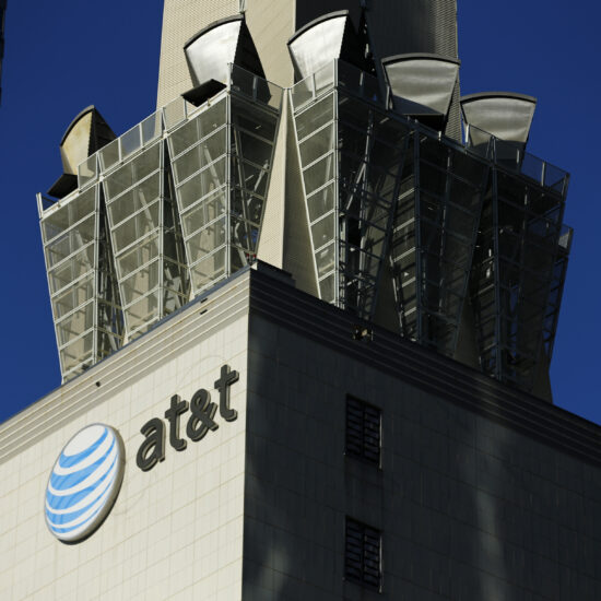 AT&T to pay $950,000 to resolve investigation into 911 outage