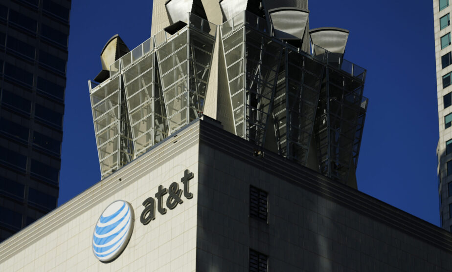 AT&T to pay $950,000 to resolve investigation into 911 outage