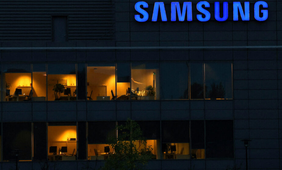 Samsung shows interest in Nokia mobile networks assets, Bloomberg News reports