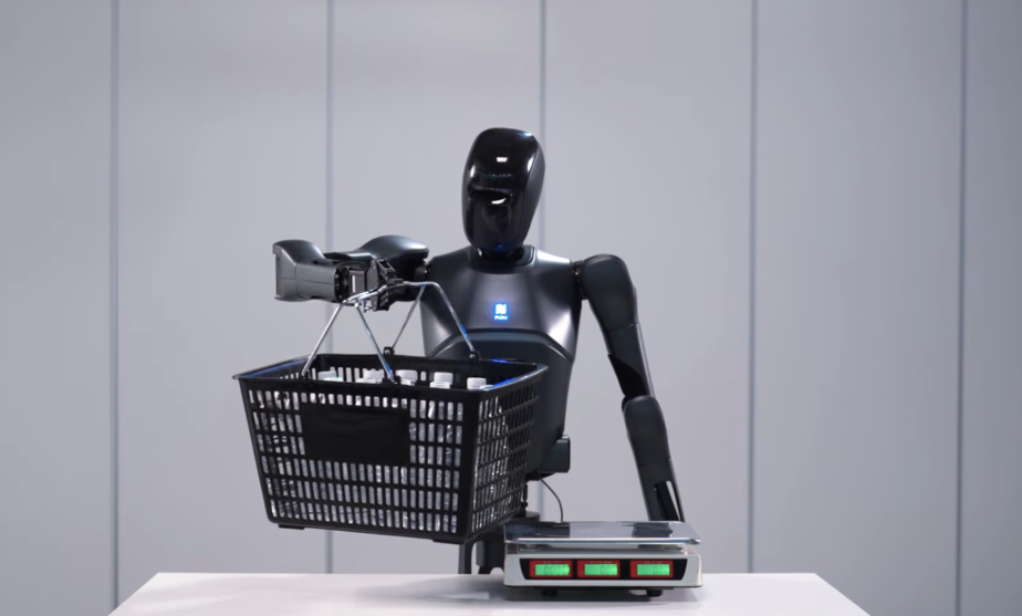 Pudu D7, the semi-humanoid robot that serves as a waiter and warehouse worker